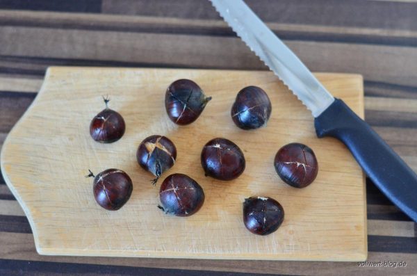Herbstliche Esskastanien- bzw. Maronen-Champignon-Suppe mit Thymian ... Herbstliche Esskastanien- bzw. Maronen-Champignon-Suppe mit Thymian ...
