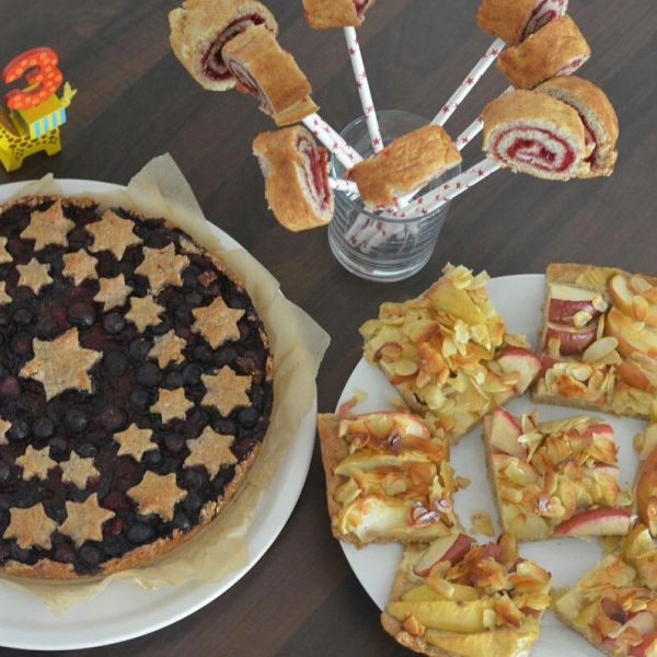 Vollkorn Biskuit-Lollis mit Erdbeermarmelade gefüllt - Biskuitrolle ...