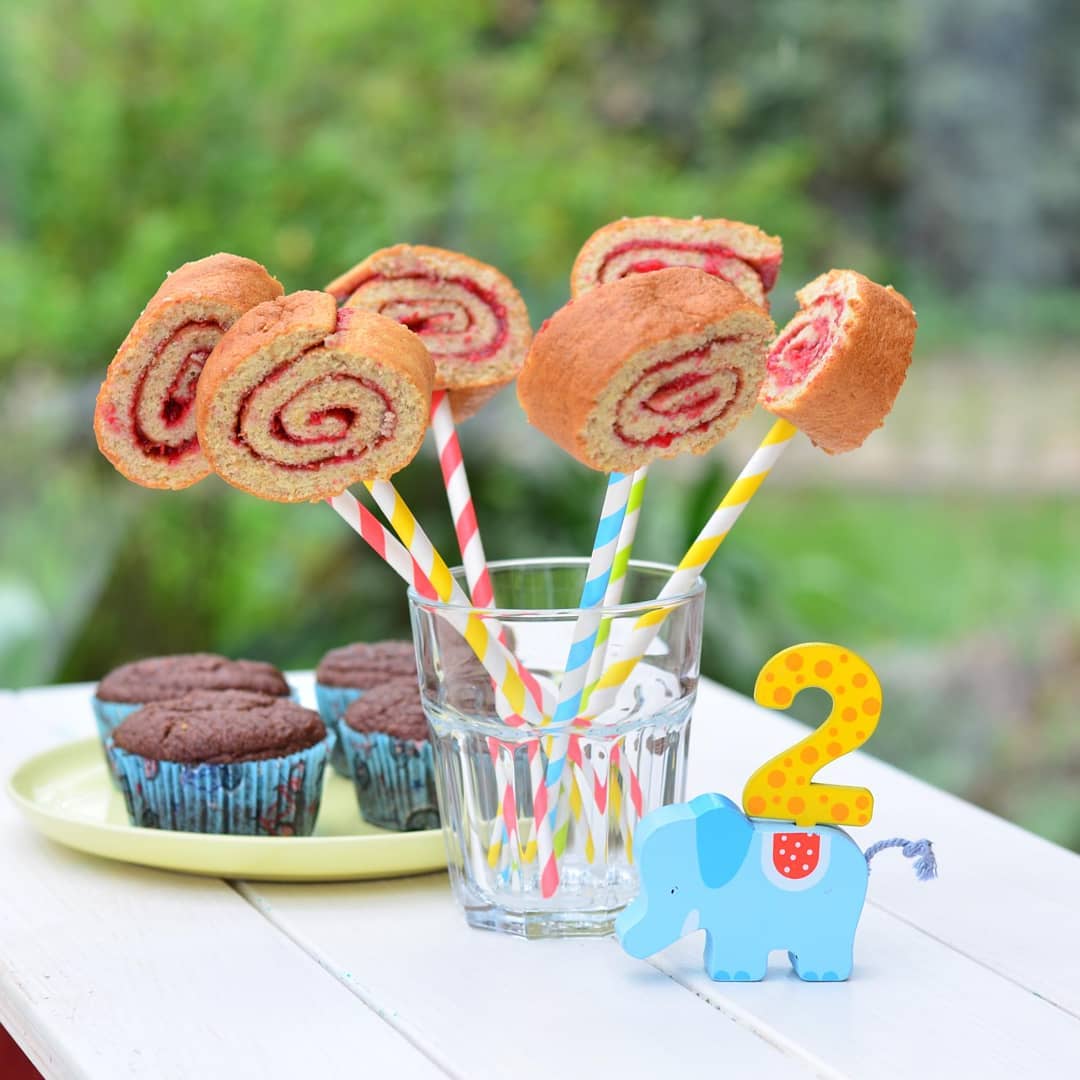 Vollkorn Biskuit-Lollis mit Erdbeermarmelade gefüllt - Biskuitrolle ...